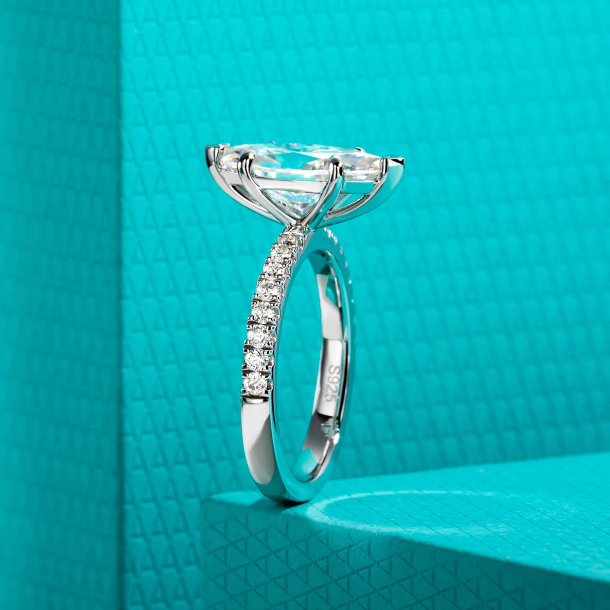 Velune Solitaire Ring