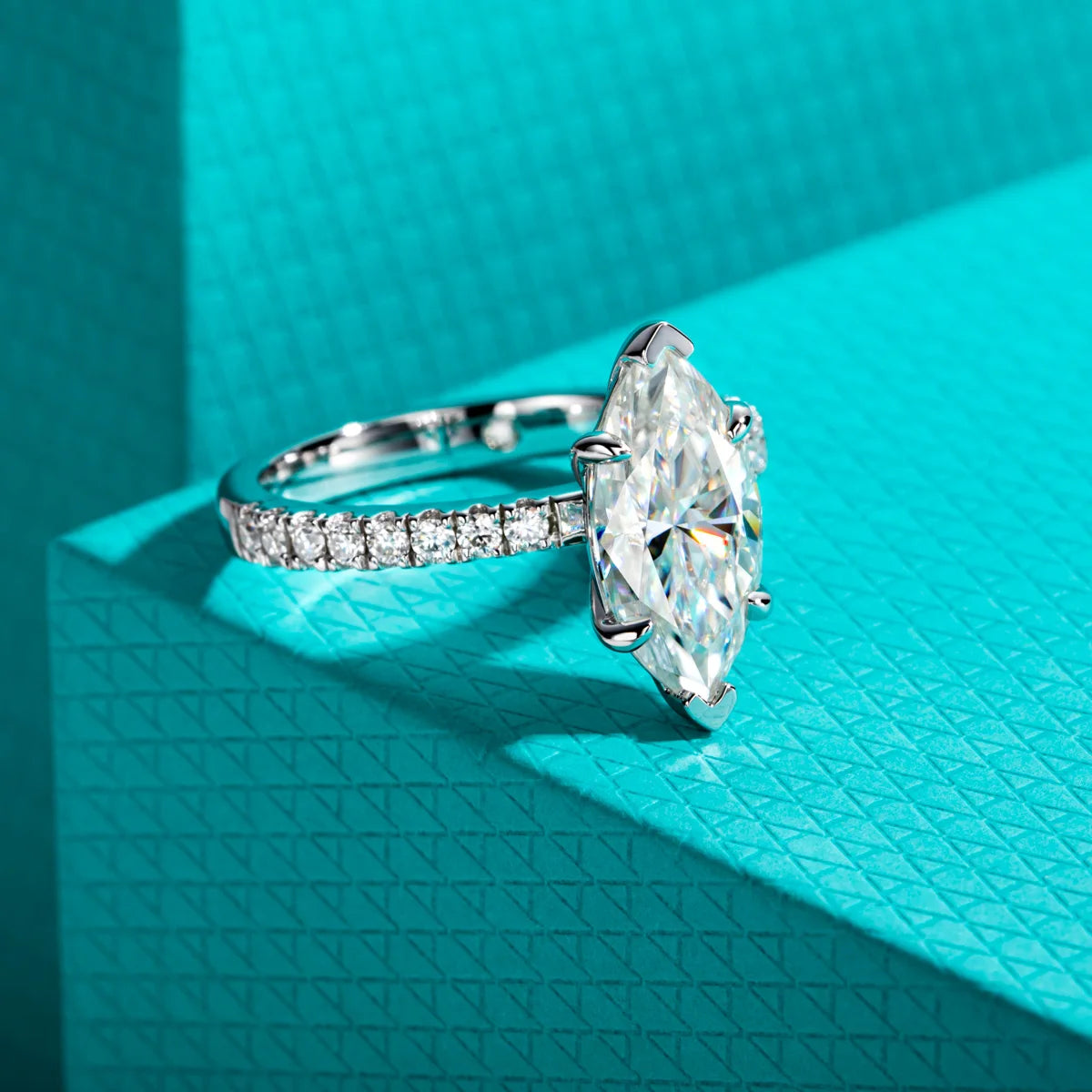 Velune Solitaire Ring
